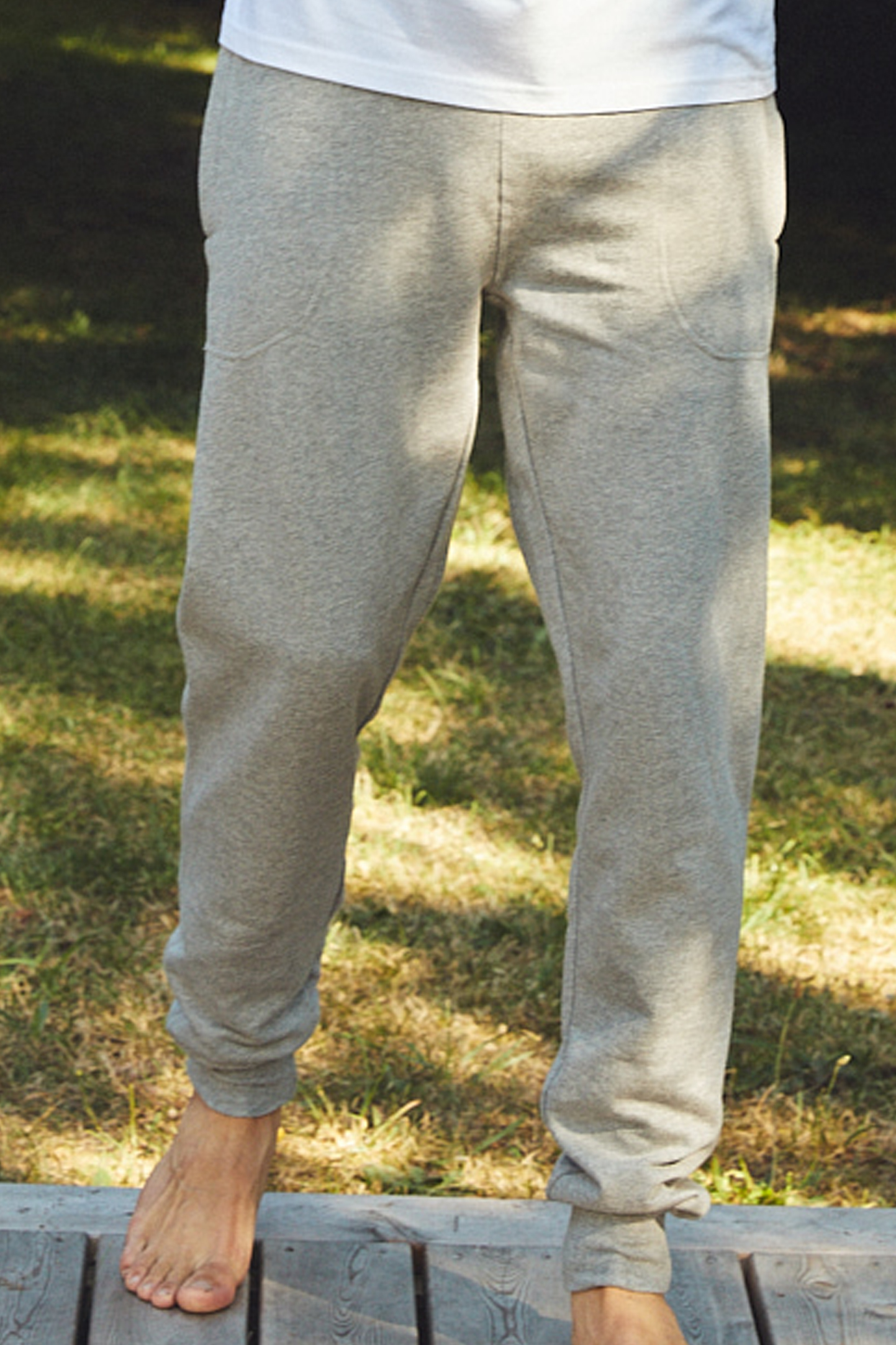 Calça de moletom com barra dobrada e bolso com zíper