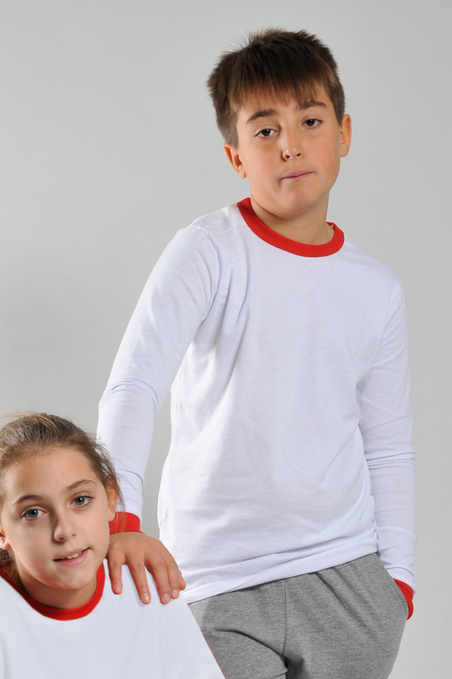 Camiseta infantil de manga comprida e gola redonda em tecido macio.