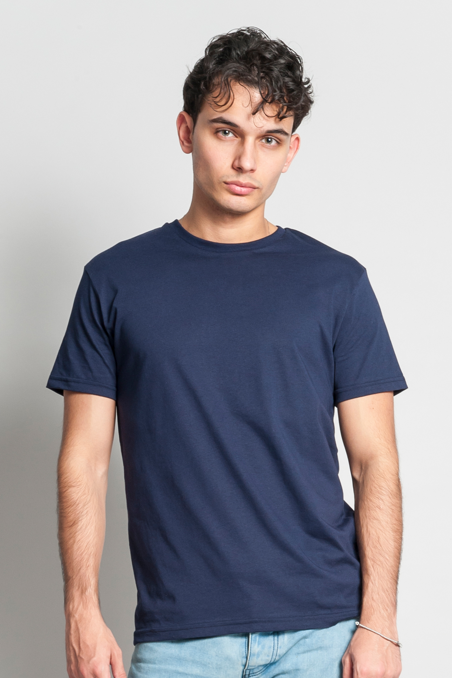 Camisa de manga curta com gola redonda e modelagem ajustada