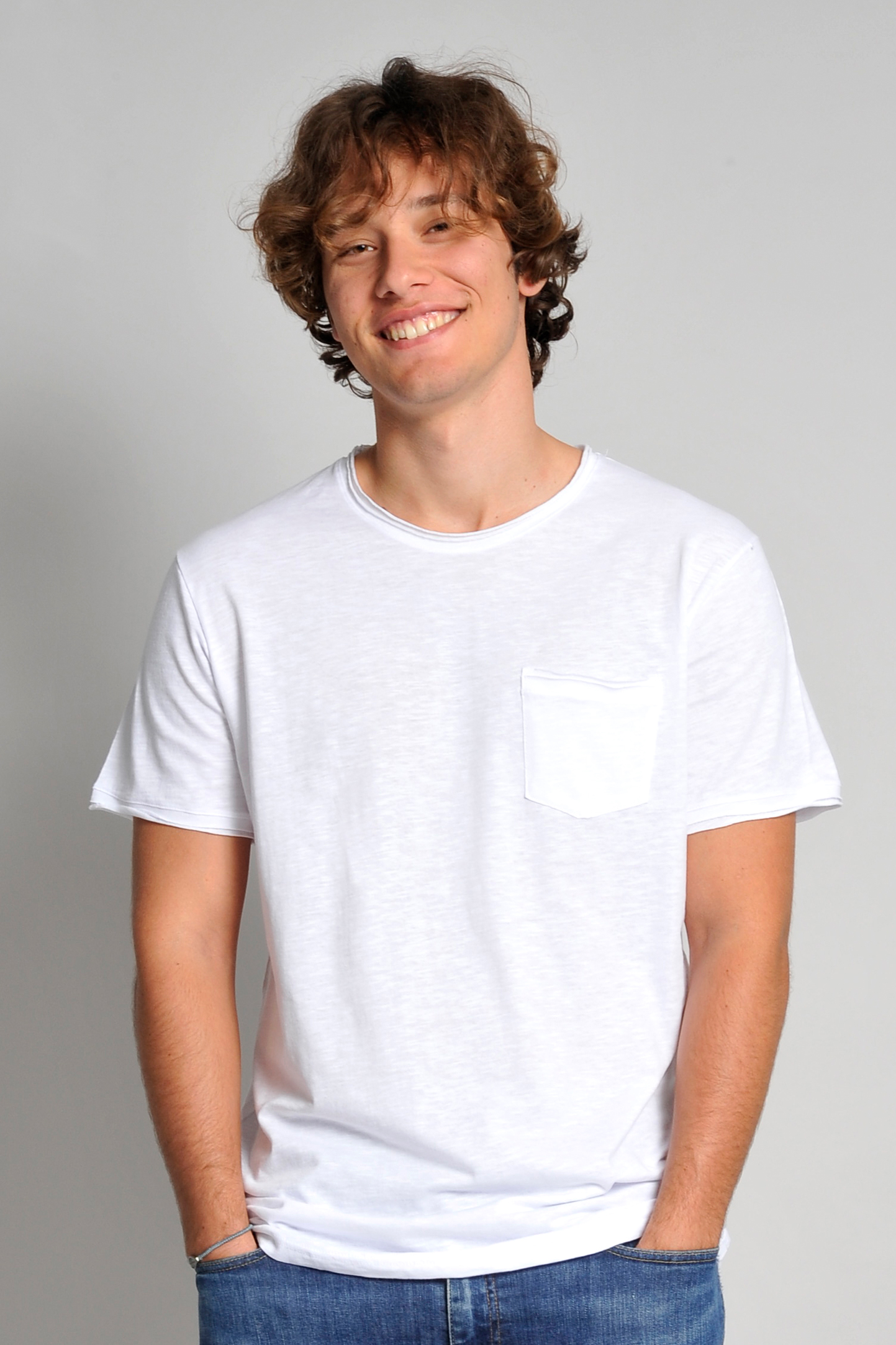 Suéter de malha texturizada com bolso, gola redonda, mangas curtas e corte a fio.