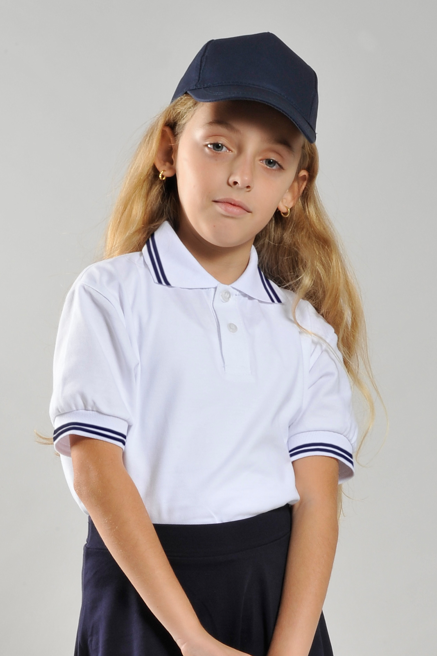 Camisa polo infantil de piqué com detalhes em renda, manga curta.