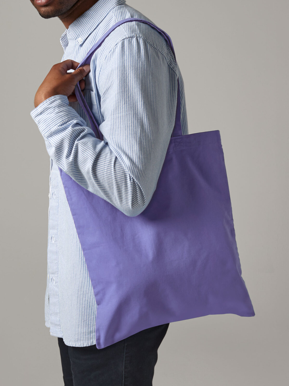 Bolsa reutilizável com alças longas.