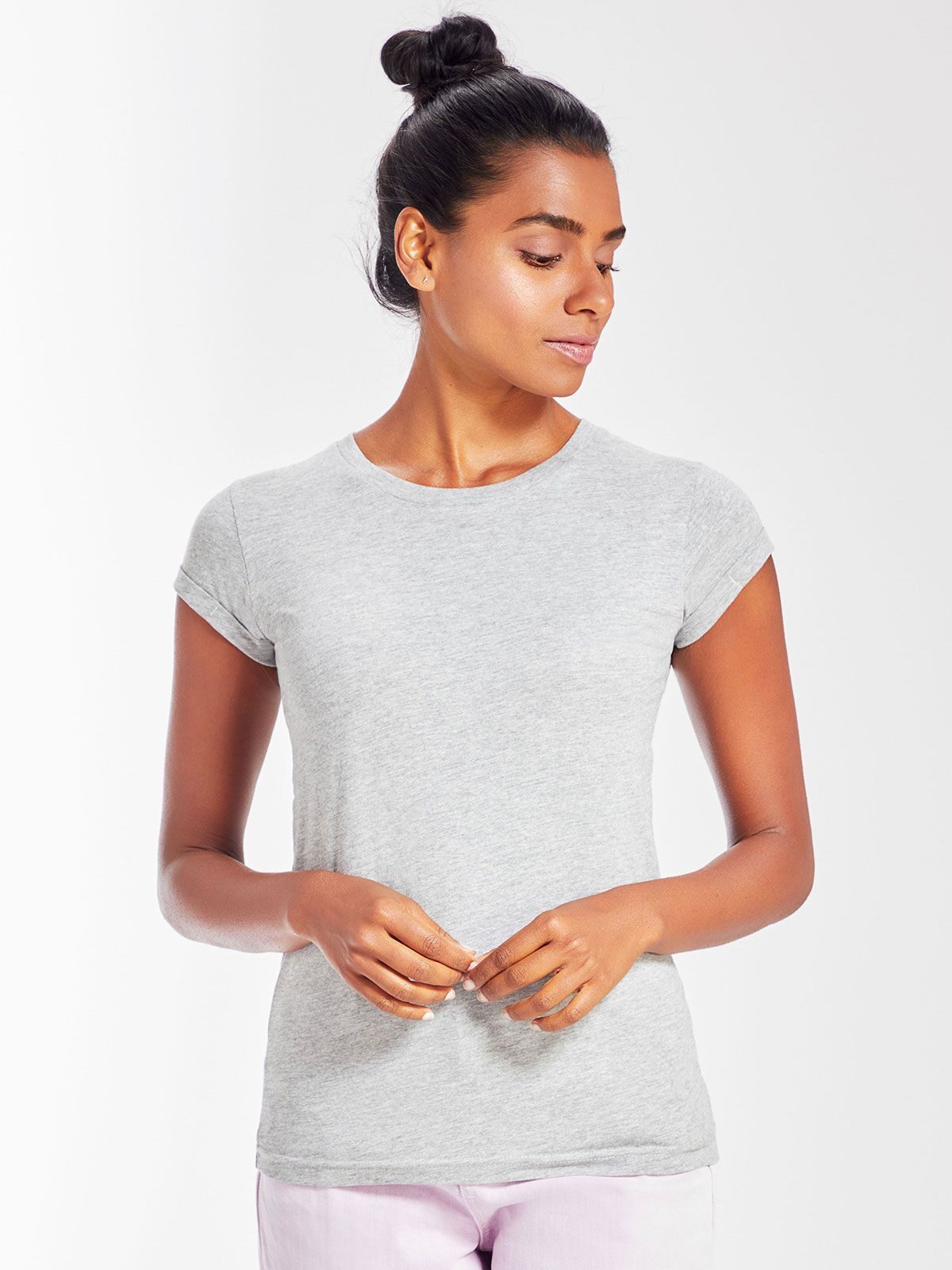 Camiseta feminina com mangas dobráveis