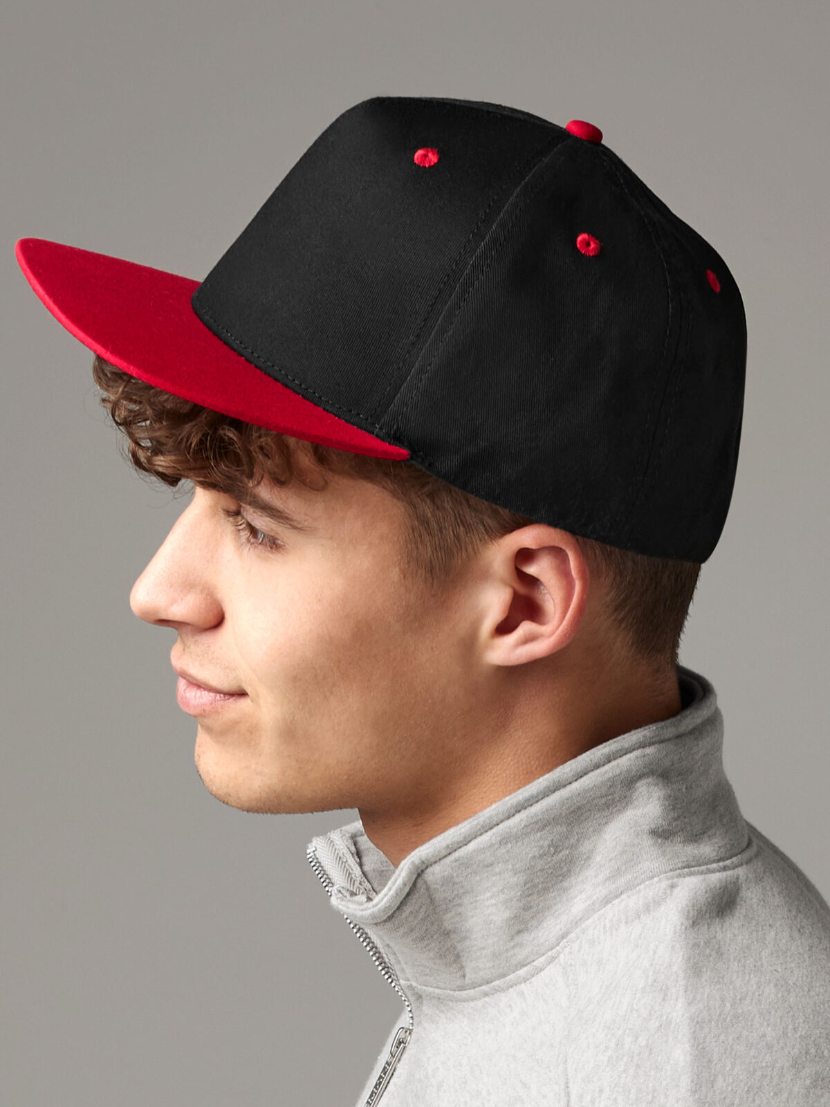 Boné Snapback de 5 painéis com contraste