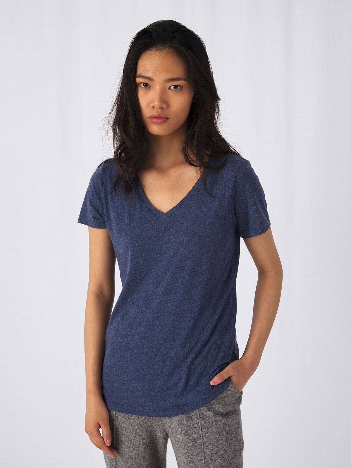 Camiseta feminina com decote em V e tecido misto