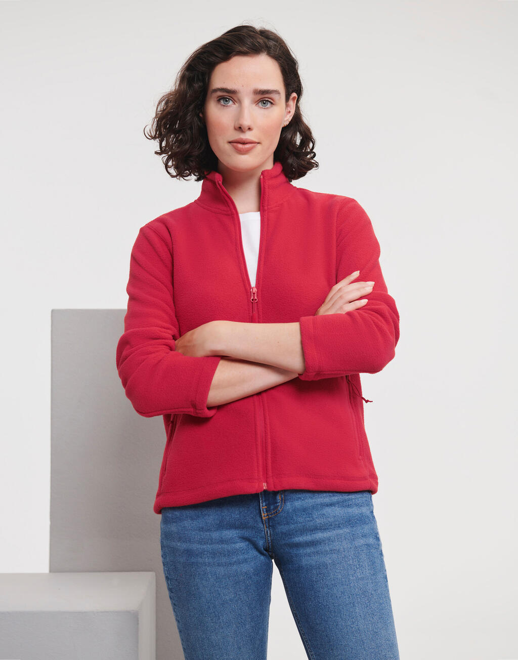 Casaco polar feminino com fecho completo para atividades ao ar livre.