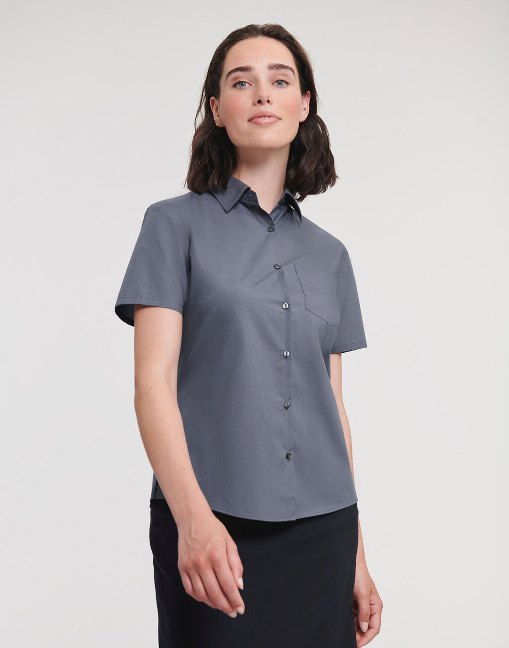 Camisa feminina clássica de manga curta em algodão e poliéster.