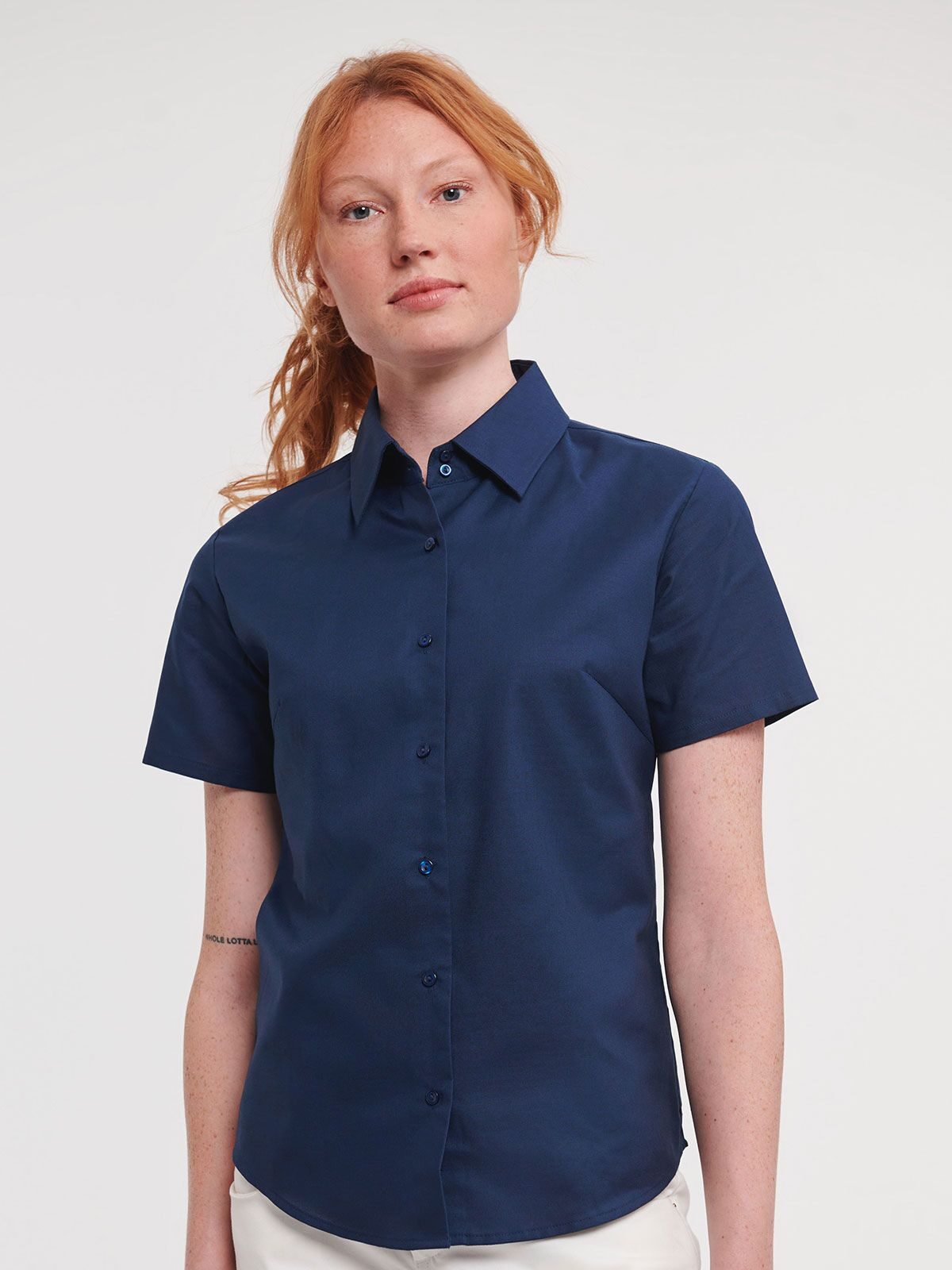 Camisa Oxford feminina de manga curta e corte impecável