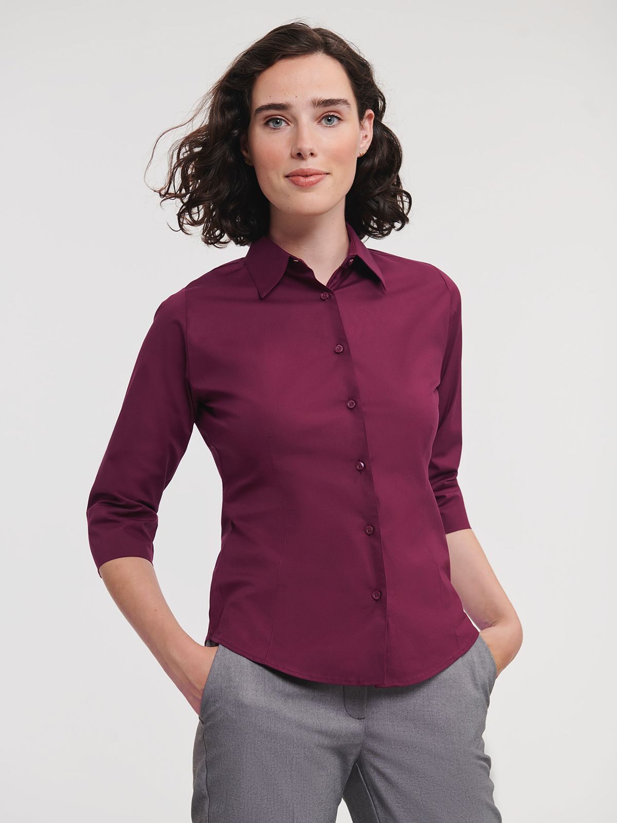 Camisa feminina clássica de manga comprida em algodão puro popeline.