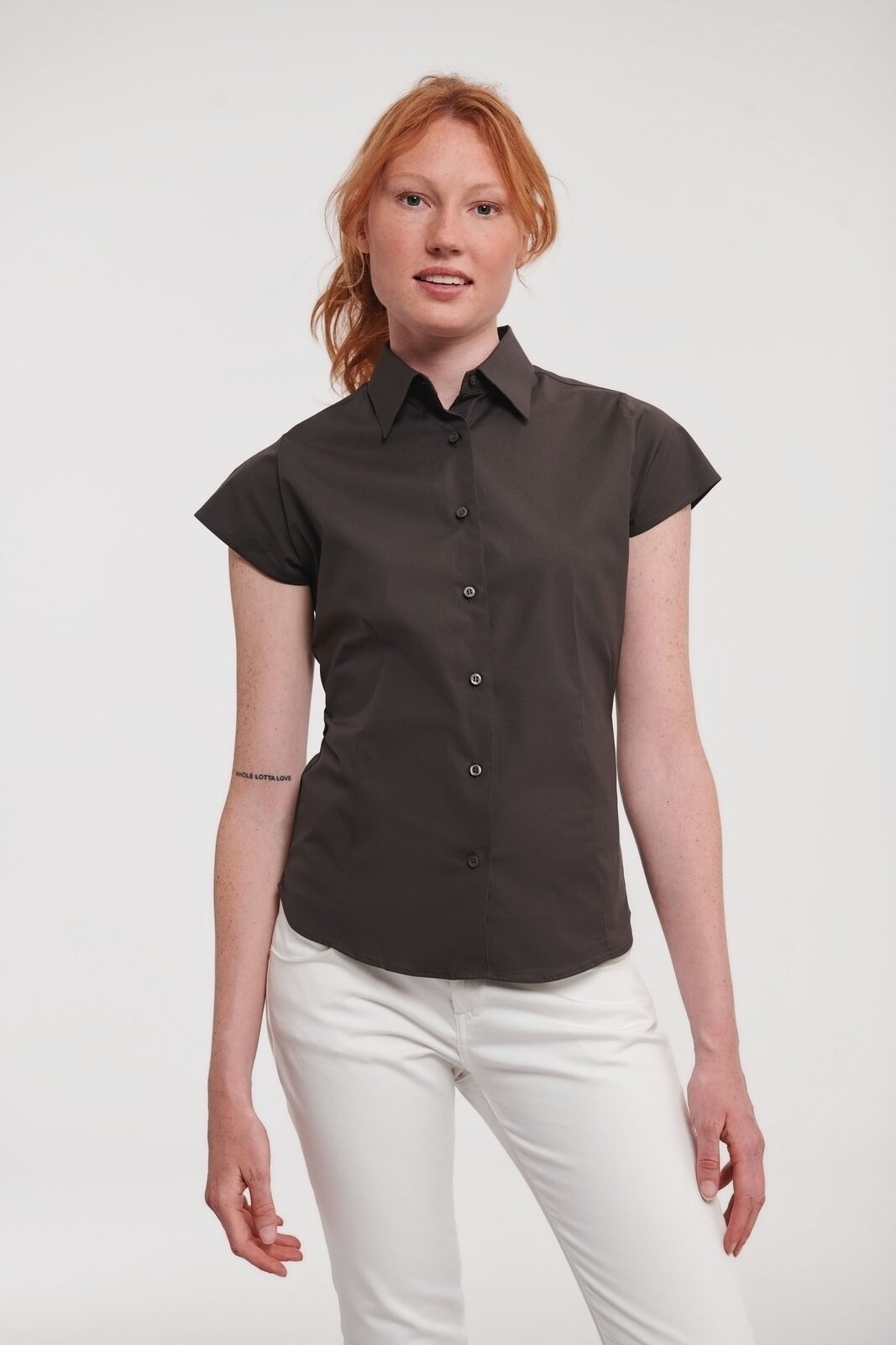 Camisa feminina de manga curta, fácil de cuidar e com modelagem ajustada.
