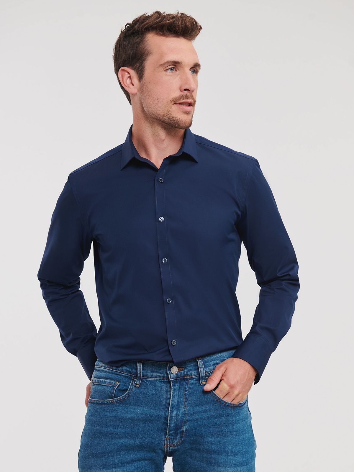 Camisa masculina de manga comprida com modelagem ajustada e tecido ultra elástico.