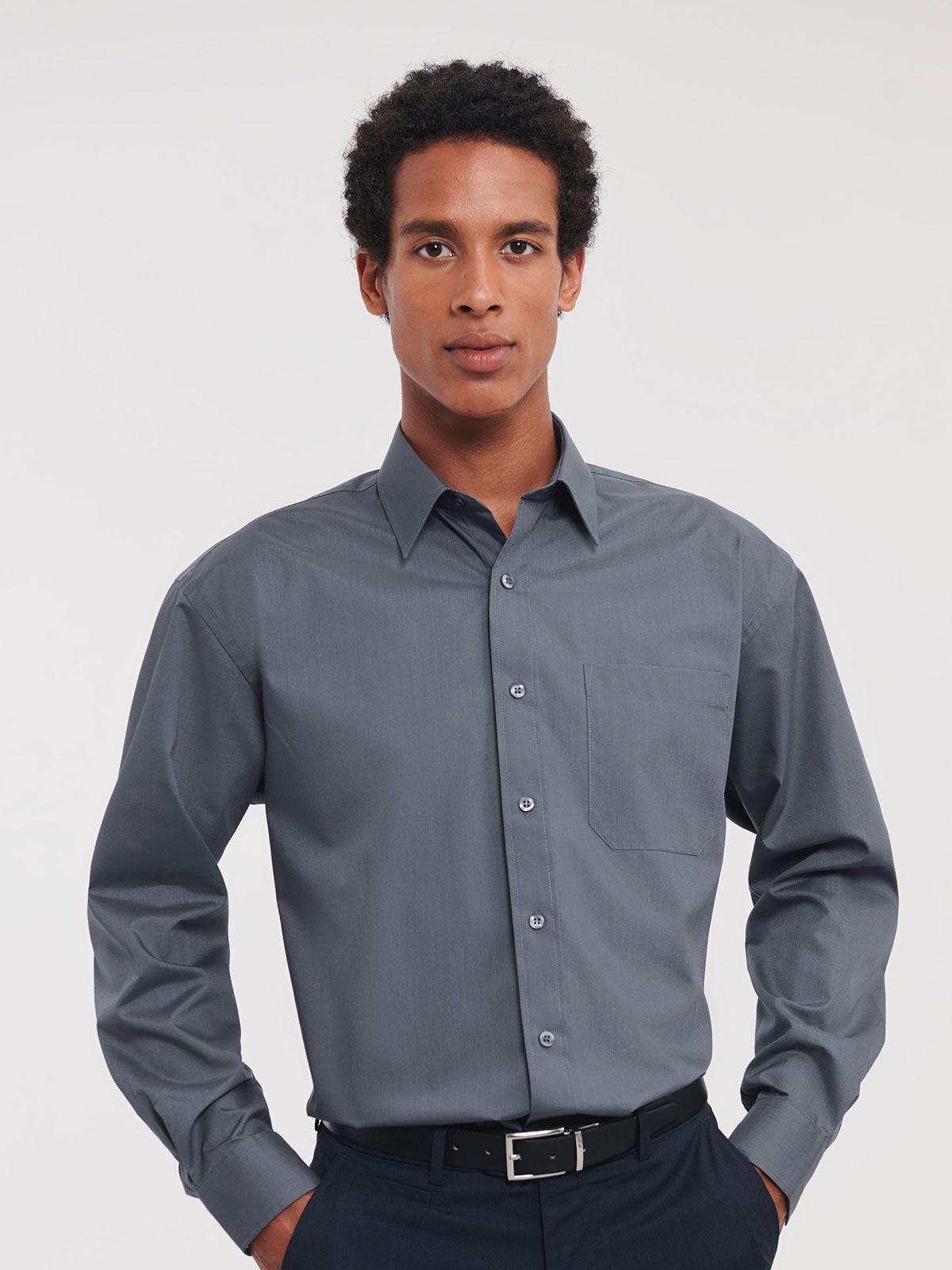 Camisa masculina clássica de manga comprida em algodão e poliéster.