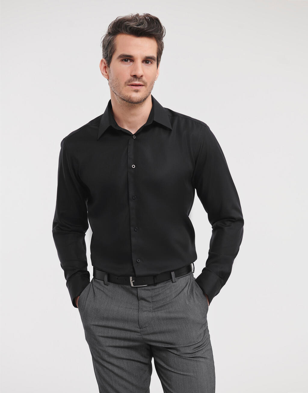 Camisa masculina de manga comprida, modelo sob medida, que não precisa ser passada.
