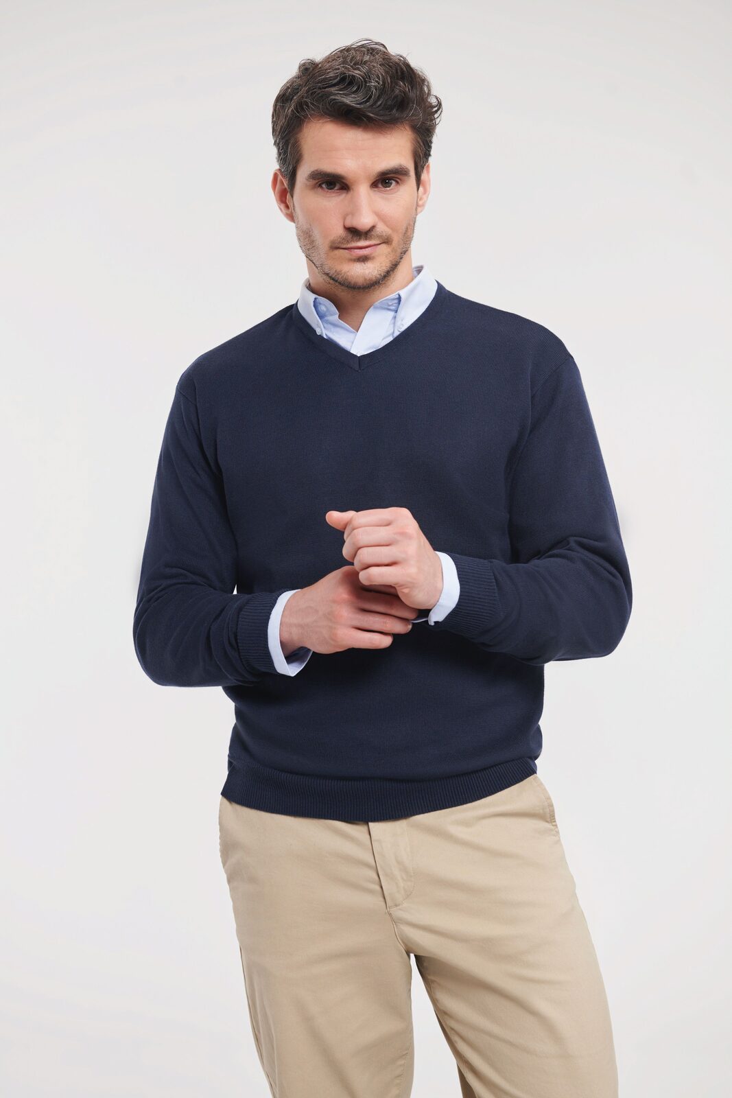 Suéter masculino de malha com decote em V