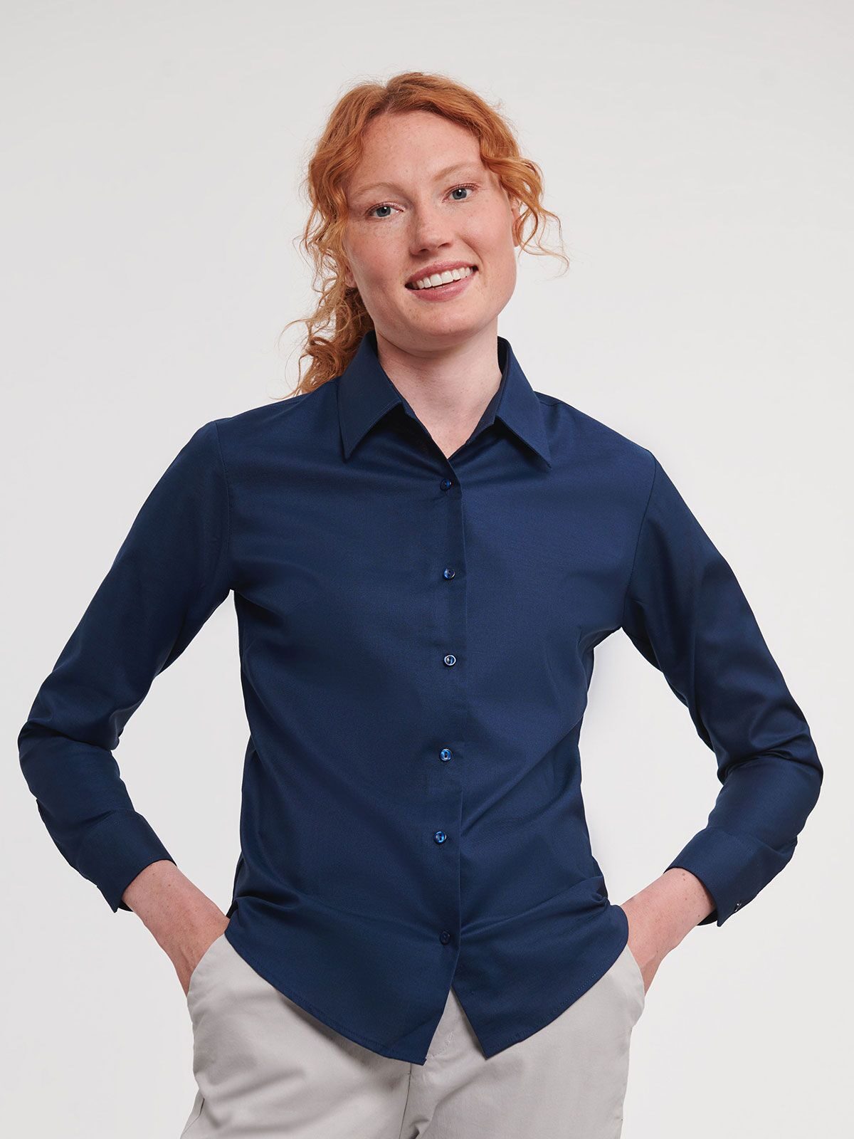 Camisa Oxford feminina de manga comprida e corte impecável