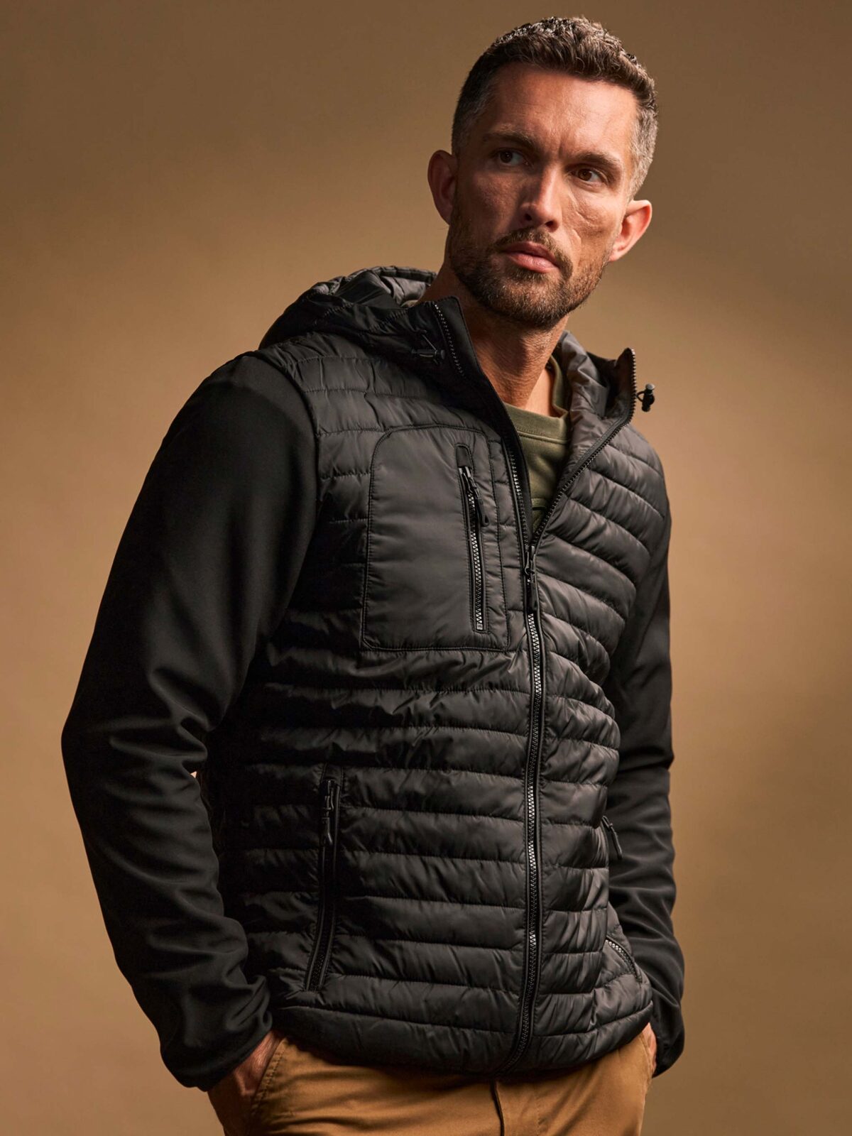Jaqueta masculina com capuz e modelagem cruzada