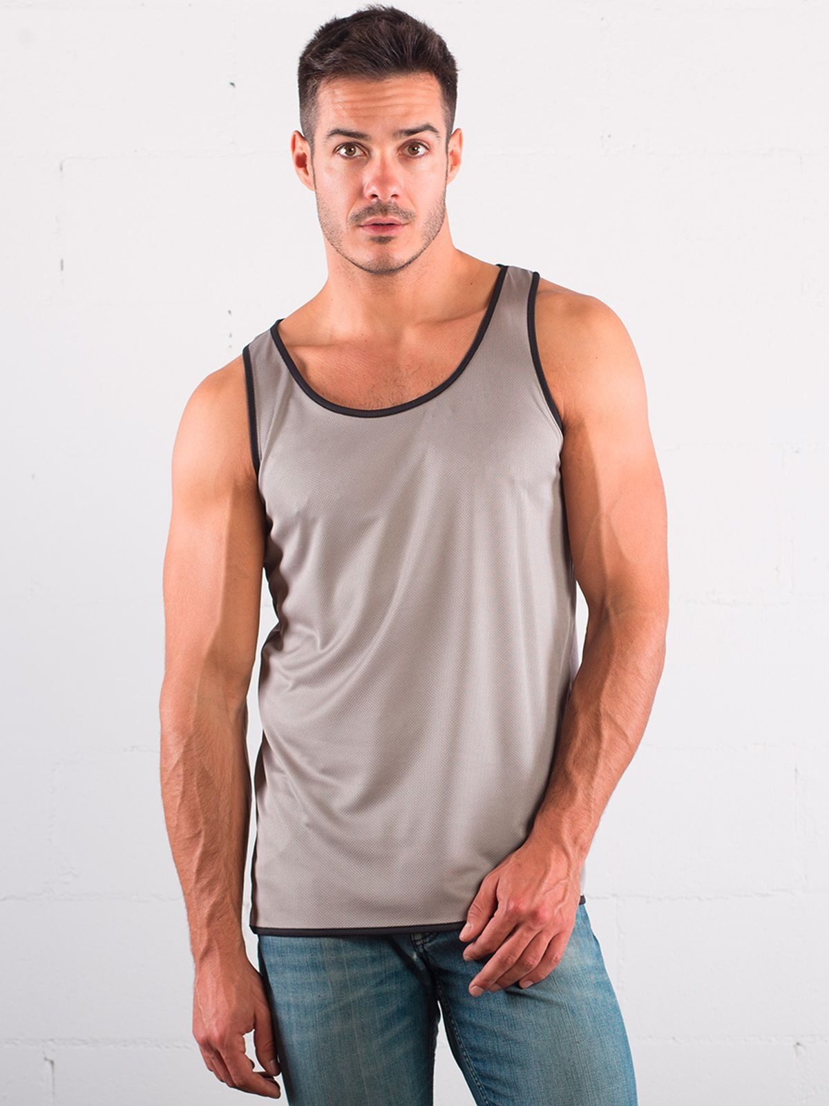 Colete esportivo masculino com detalhes contrastantes