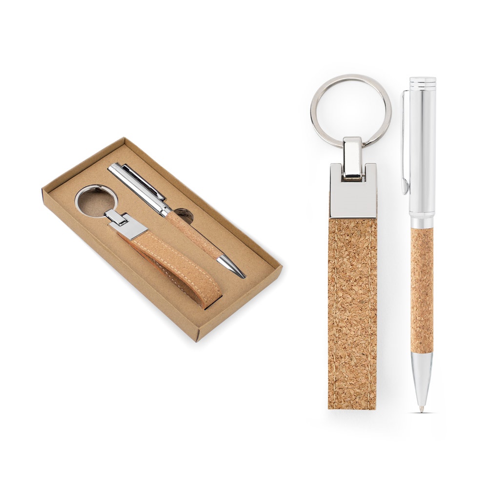 EVANS. Conjunto composto por uma caneta esferográfica e um chaveiro, ambos feitos de metal e cortiça.