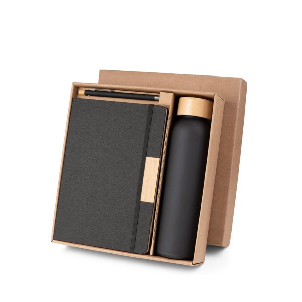SCLAIR. Conjunto composto por 1 caneta esferográfica, 1 bloco de notas e 1 garrafa de água, fabricado com PET reciclado, alumínio reciclado e bambu. - 103 - Preto